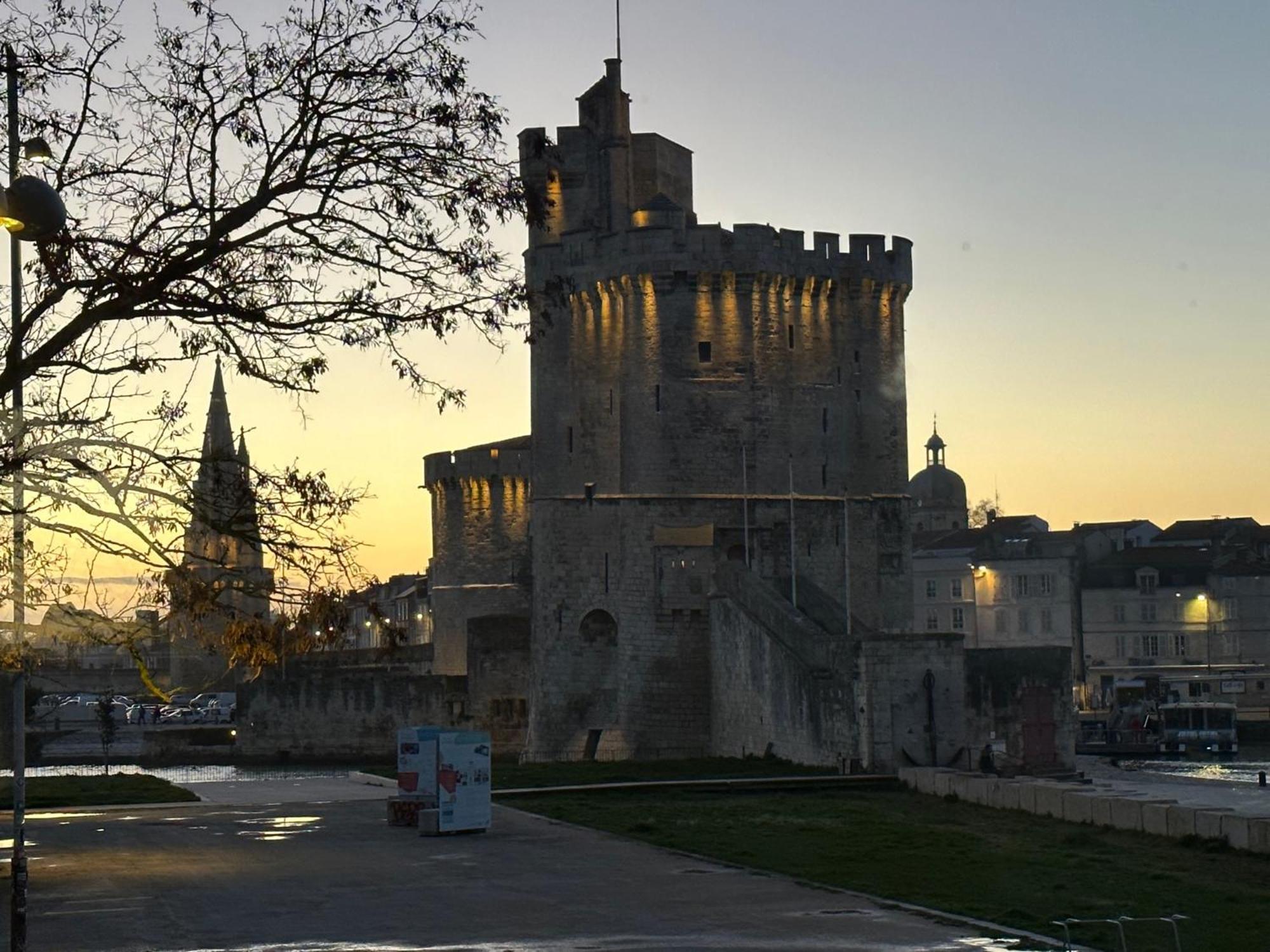 Les 3 Tours Et Parking Apartment *